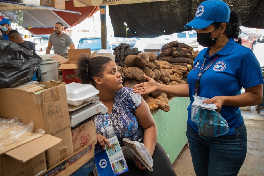 Sector Informal en la Feria Ganadera participa del “Mano a Mano con la Prevención”